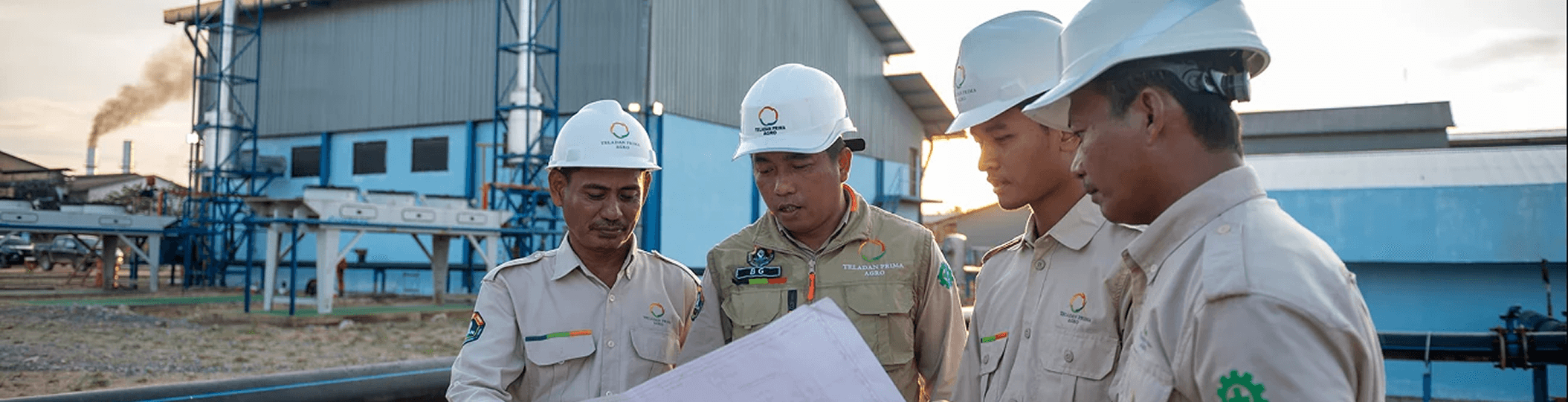 Teladan Prima Agro team members in the field